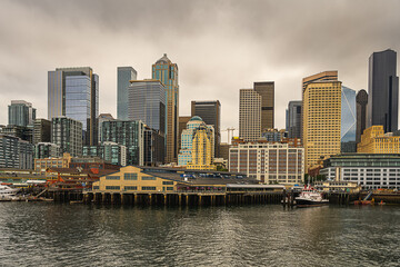 Fototapeta premium 2023-12-31 THE CITY OF SEATTLE SKYLINE WITH A CLOUDY SKY FROM ELLIOTT BAY