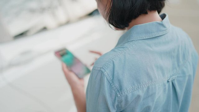 Woman uses the phone to call an insurance agent because of an accident or car breakdown. and searching for car repair shops while touring the countryside. Notify the insurance company through the appl