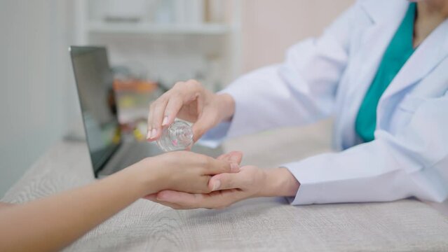 The doctor gave medicine to the patient after advising the consultant to heal the body that had been sick for a long time and sending encouragement to the patient to get well quickly.