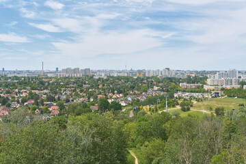 Panoramablick über Berlin von einem Aussichtspunkt am Kienberg im Stadtteil Marzahn-Hellersdorf mit Textfreiraum - 732656074