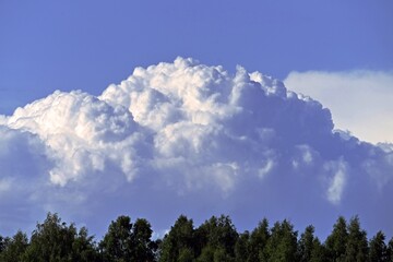 Biała  chmura na niebieskim tle nieba.