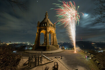 Kaiser-Wilhelm-Denkmal während Silvester mit Feuerwerk, Porta Westfalica, Deutschland