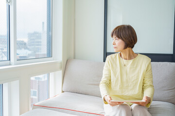 タブレット操作で疲れるシニア女性