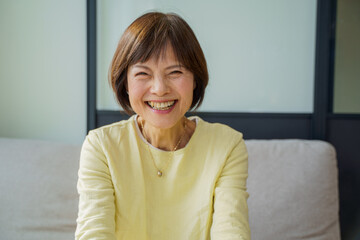 くつろいで笑顔をみせるシニア女性