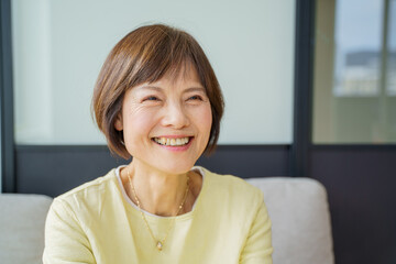 笑顔のシニア女性