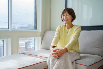 くだけた表情で会話するシニア女性