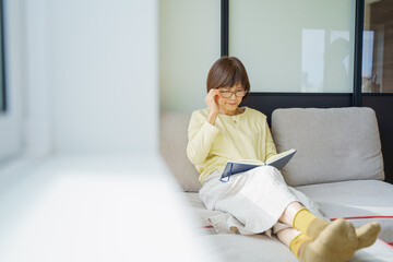 読書するシニア女性