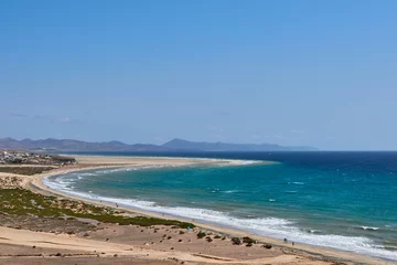 Papier Peint photo Plage de Sotavento, Fuerteventura, Îles Canaries The Atlantic Ocean and Sotavento beach with clear sky and mountains in back