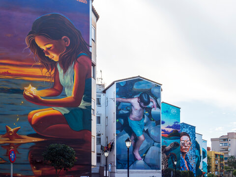 Fuengirola, M&aacute;laga, Espa&ntilde;a. Grafitis de diferentes autores en las fachadas de los viejos edificios del barrio del Boquetillo formando el Paseo de los Murales