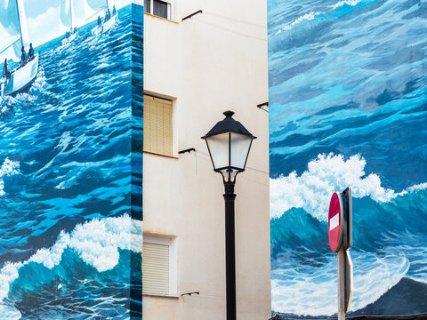 Fuengirola, M&aacute;laga, Espa&ntilde;a. Grafitis de diferentes autores en las fachadas de los viejos edificios del barrio del Boquetillo formando el Paseo de los Murales