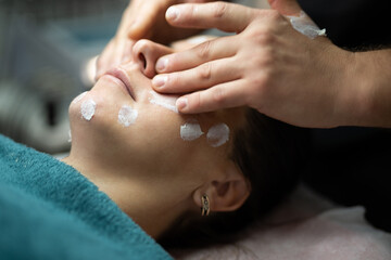 Obraz na płótnie Canvas girl at a cosmetologist during treatment procedures