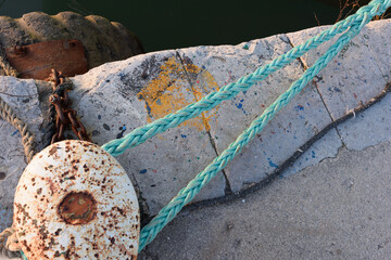 Amarre para barcos con cuerda en un muelle.