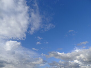 Fototapeta na wymiar Cielo blu con nuvole