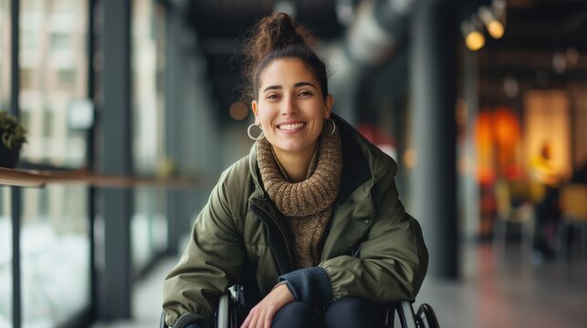 Mulher cadeirante sorrindo para a foto