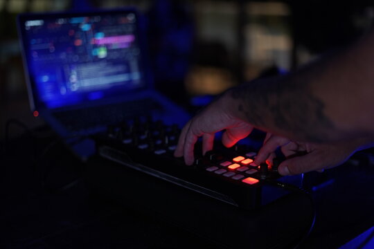 Setup de Dj Tocando Musicas na Controladora Baladas