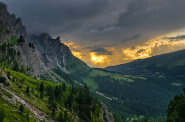 Naklejka premium sunset in the mountains