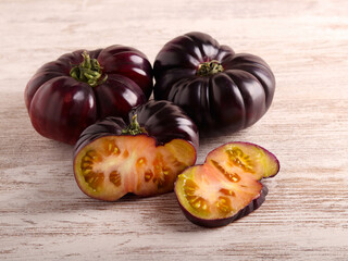 Purple tomatoes, sliced