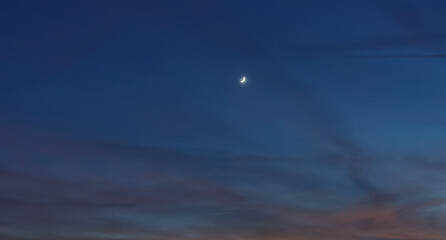 La Luna al tramonto nel cielo tra notte e giorno - obrazy, fototapety, plakaty