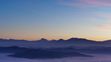 Le valli tra monti si riempiono al tramonto di un mare di nuvole