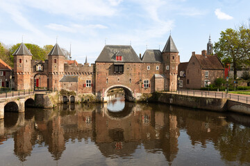 Fototapeta na wymiar Historic Land- and watergate the Koppelpoort in Amersfoort.