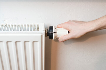 Termostat grzejnika na białym tle