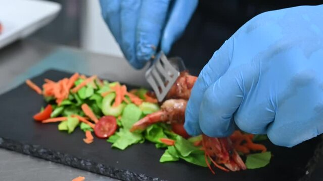 camberoni impiattati e conditi con olio e limone su di una base di insalata