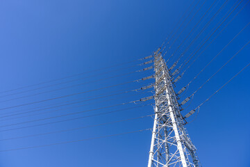 青空と送電鉄塔