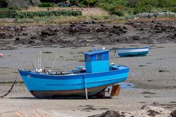 Fischerboote bei Ebbe am Strand