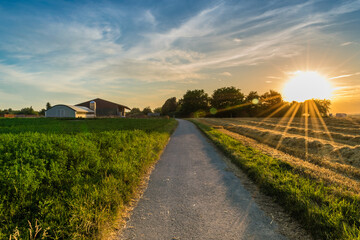 Sonnenuntergang am Bauernhof