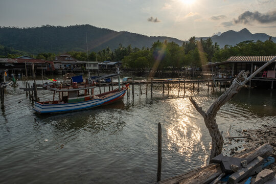 Bootsanleger in Thailand im Sonnenuntergang