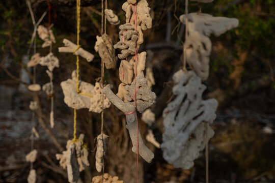 Korallenketten am Strand in Thailand