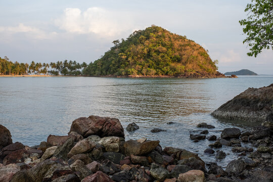 Strand in Thailand, felsig.