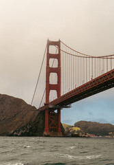 Fototapeta premium Golden Gate Bridge from the waters view, flog overhead