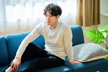 ソファーベッドで目覚める若い男性