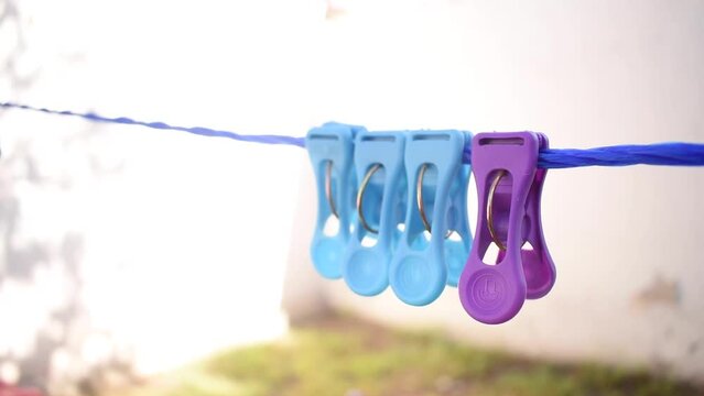 Ganchos de ropa colgados color morado y azul tendedero 