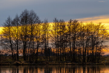 Sonnenuntergang an der Donau im Winter