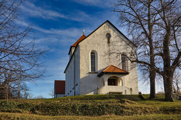 Fototapeta premium Frontalansicht der Bergkirche Beucha mit dem Kircheneingang auf dem Kirchberg unter blauem Himmel, Sachsen, Deutschland