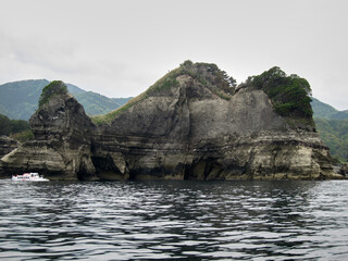 【西伊豆】堂ヶ島の海に浮かぶ岩山