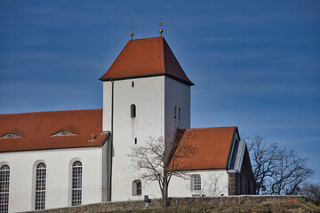 Fototapeta na wymiar Historische Bergkirche auf dem Kirchberg und am Steinbruch in Beucha, Sachsen, Deutschland 
