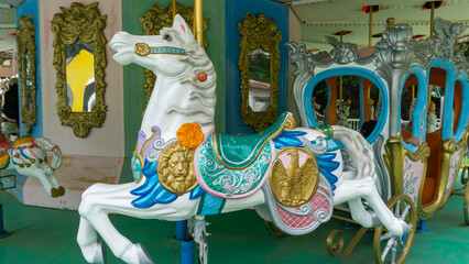 遊園地にある昭和レトロなメリーゴーランド