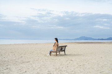 海で過ごす女性
