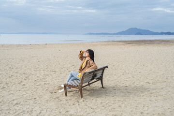 Fototapeta premium 海で過ごす女性
