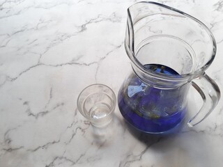 Obraz na płótnie Canvas Butterfly pea tea in a glass jug