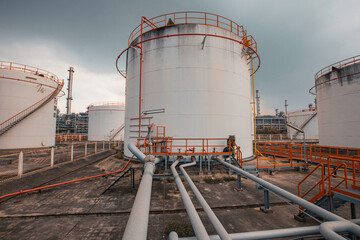 Obraz premium Storage tanks are important infrastructure for oil and gas activities. The storage tank is a place to receive