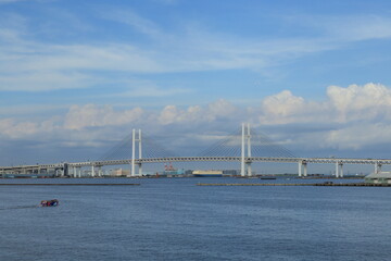 Fototapeta na wymiar みなとみらいから見る横浜ベイブリッジと雲のある風景