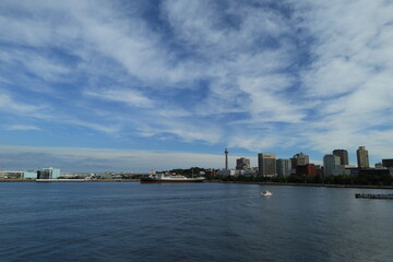 Fototapeta premium 夏の青空と雲と横浜港・都市の風景