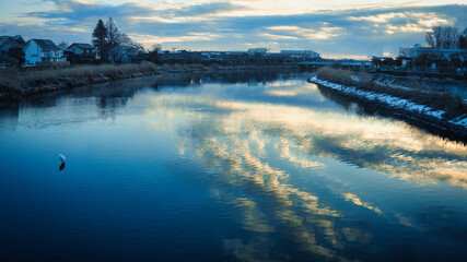 青い空と青い川。早朝の神秘的な絶景風景