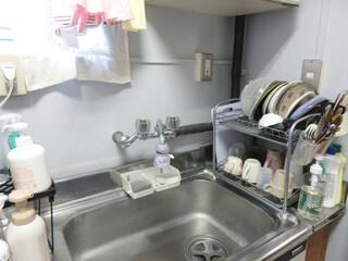 食器を洗い終えたアパートのキッチン