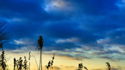 Fotobehang 朝焼けと壮大な雲。雲から漏れる暖かい陽射しの絶景風景 © mohmohwoo