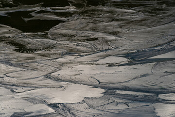  自然に凍りついた氷の模様